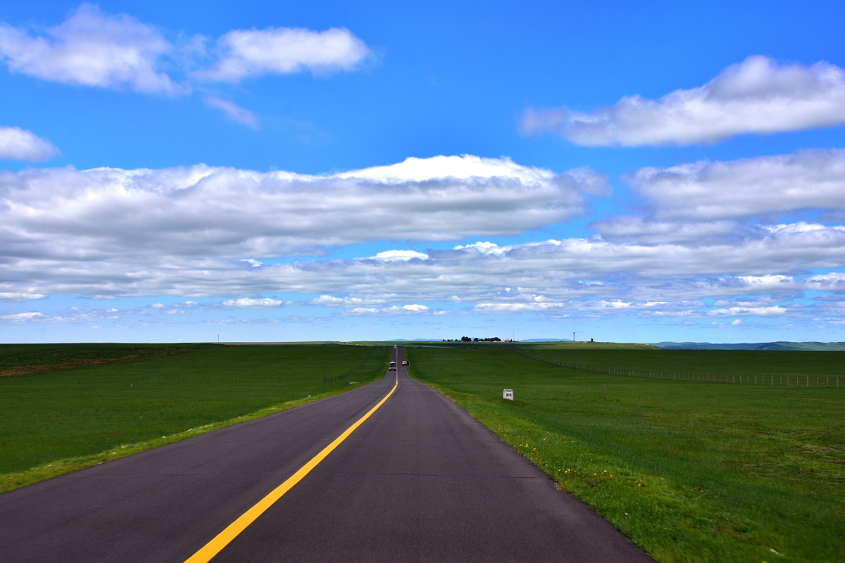 内蒙古呼伦贝尔大草原中俄边境公路