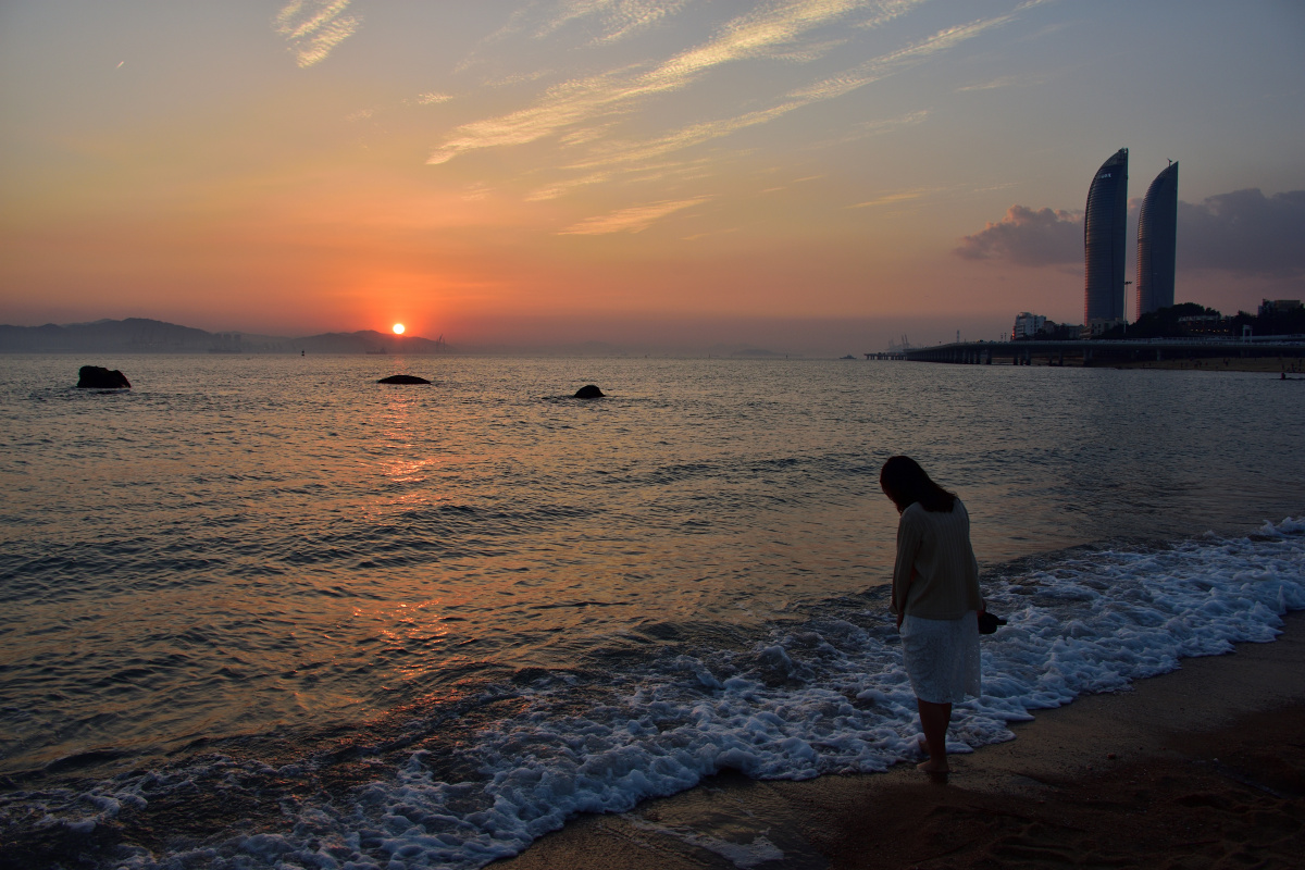 冬季,夕阳西下,厦大白城沙滩;余晖,晚霞,海浪,青春背影,别有一番情调.