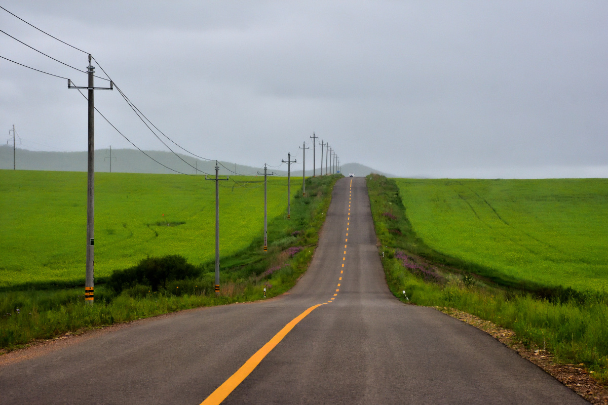 内蒙古呼伦贝尔大草原中俄边境公路