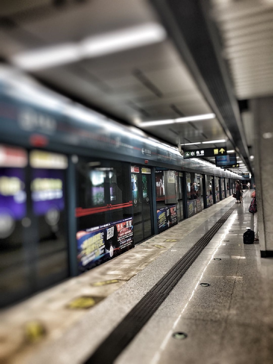 总归晚上的这一趟回家的列车里,装满了幸福.