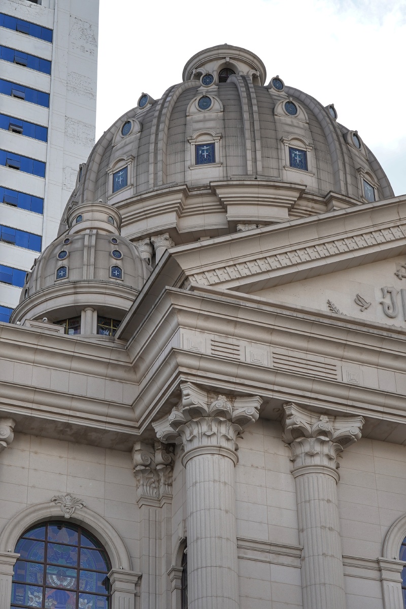 昆明超火教堂每天晚上很多人打卡拍照