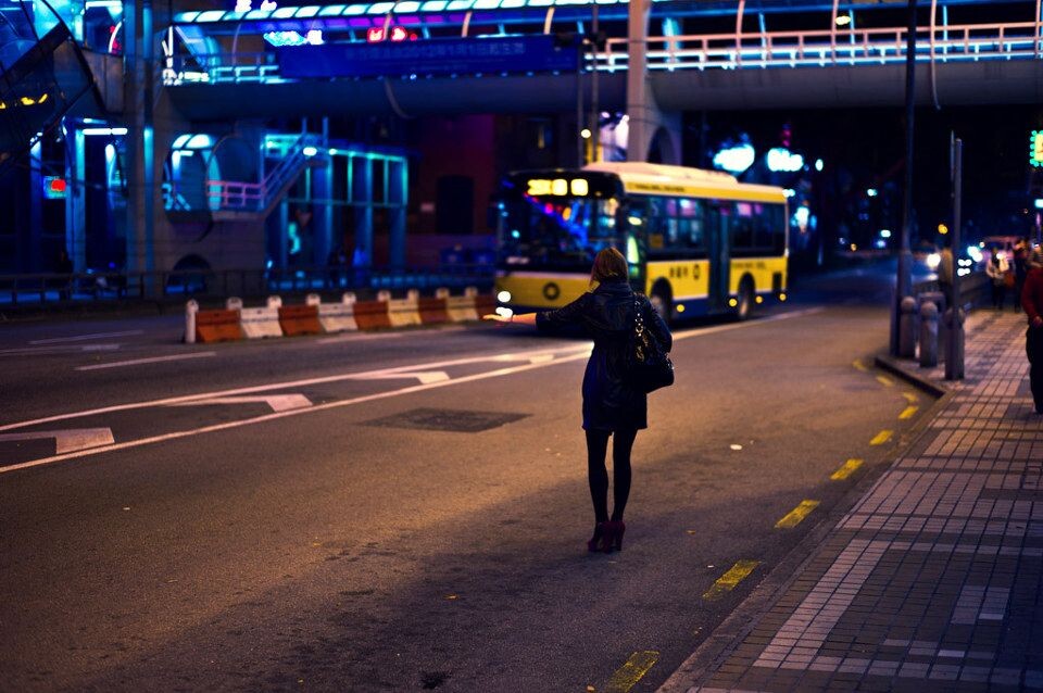 澳门.夜<br />
路边打车的女子