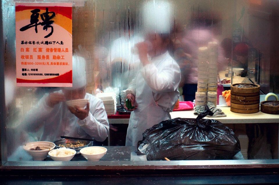 节<br />
饭店后场里忙着吃饭的厨子 @摄影旅游杂志