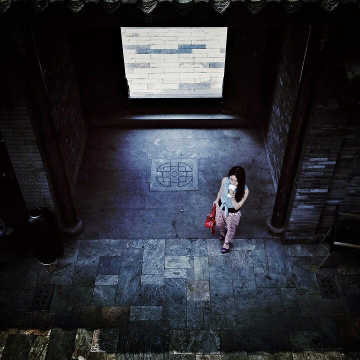 在老宅子里喝星巴克的女孩<br />
#路过成都#在老宅子里喝星巴克的女孩，成都处处都有着时尚与传统的碰撞，但却时时和谐的共存着。