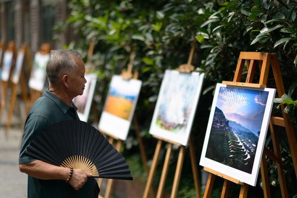 <a href="https://tuchong.com/tags/%E6%99%AE%E9%80%9A%E4%BA%BA/" target="_blank">#普通人</a>#<br />
成都宽巷子欣赏摄影展的老人 D800E+85mm F1.4