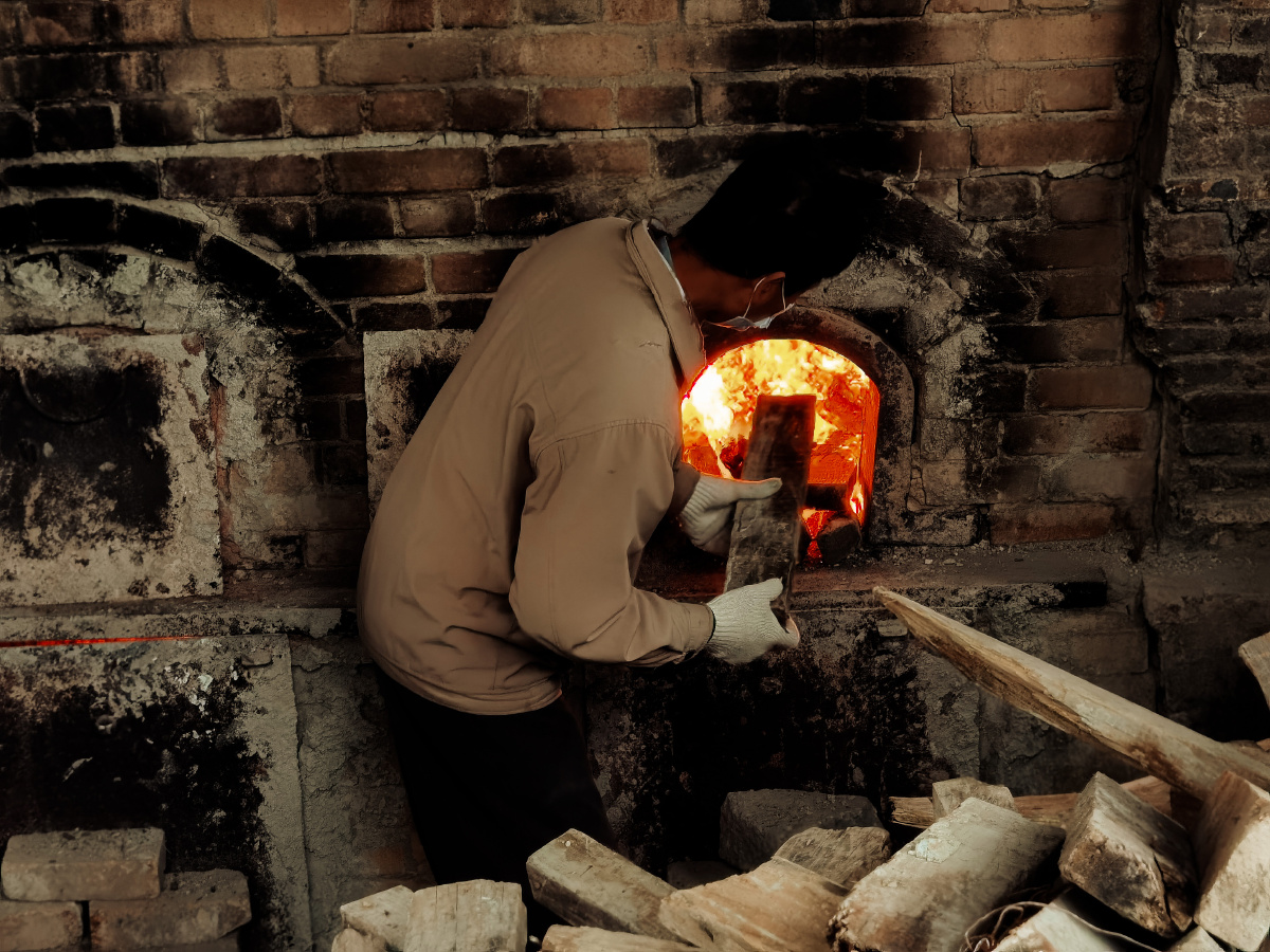 佛山南风古灶开窑烧瓷.(拍照小品)