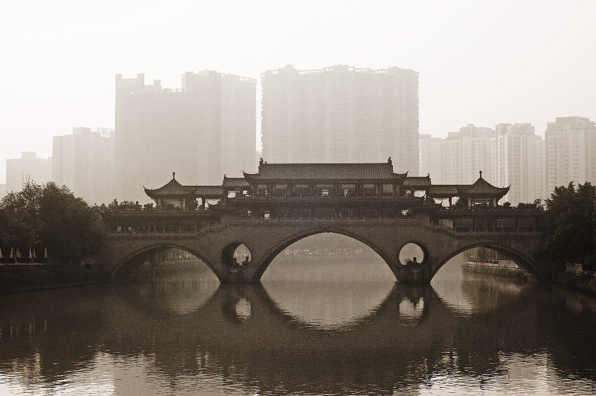 成都廊桥，早上上班第一次回头，发现逆光原来也挺漂亮的