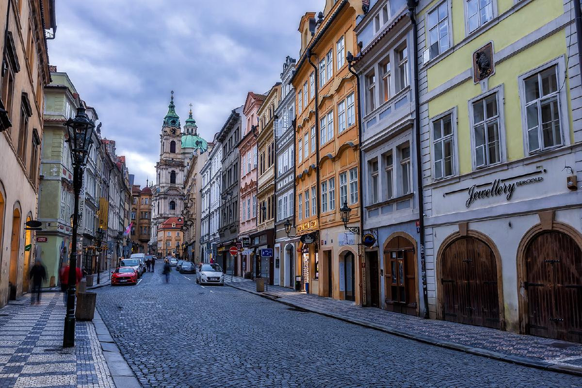 清晨的布拉格街道