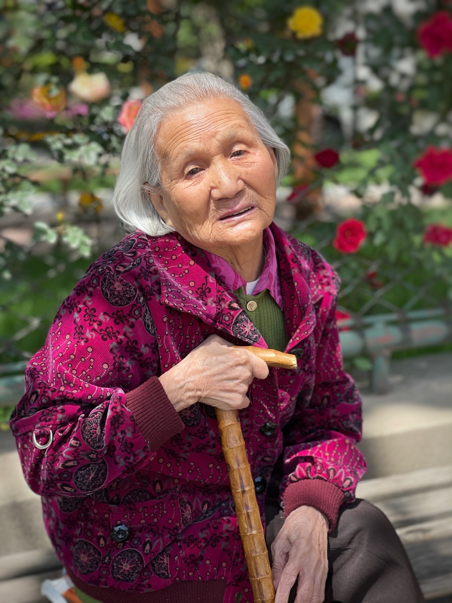 双目失明的老奶奶