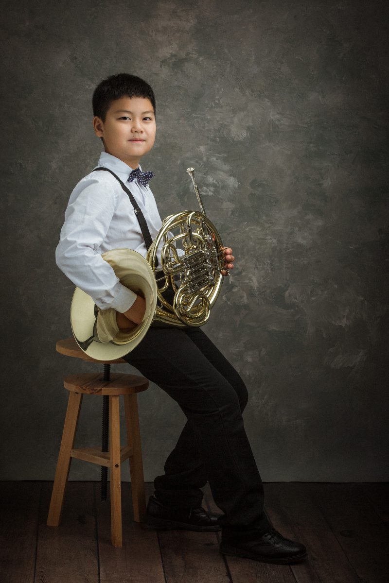 儿童摄影吹圆号的男孩