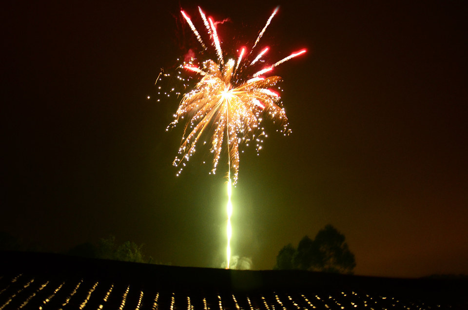 跨年烟花. br /> #发现身边的感动# 晚上12点.持续10分钟的炮仗声后.