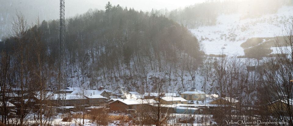 在山坡上眺望整个小雪村 @东升雪谷<br />
