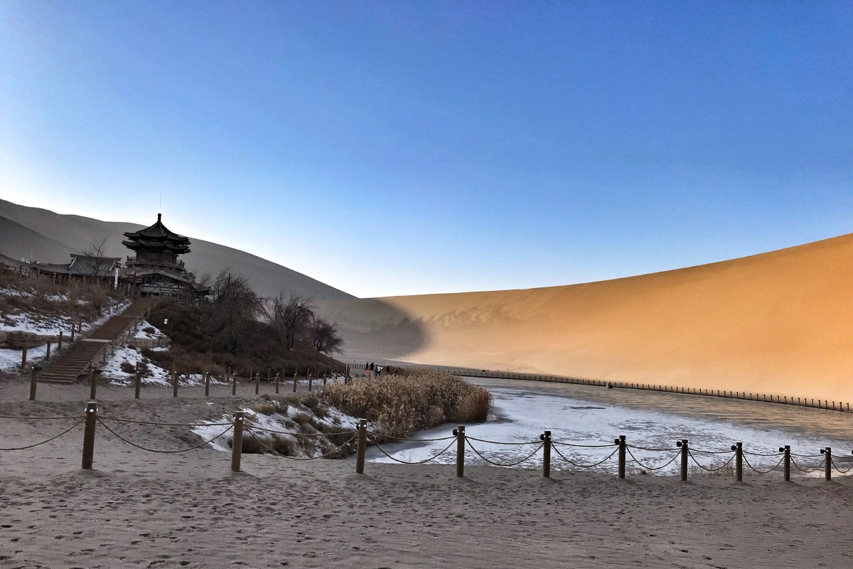冬天的鸣沙山月牙泉