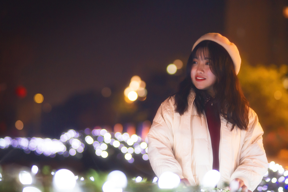 夜景灯海中的可爱女生