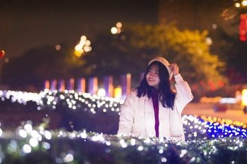夜晚女生在LED网红彩灯灯海中的肖像照 (14)