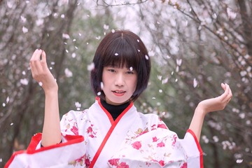 穿汉服的成熟女子樱花林中肖像照 (33)