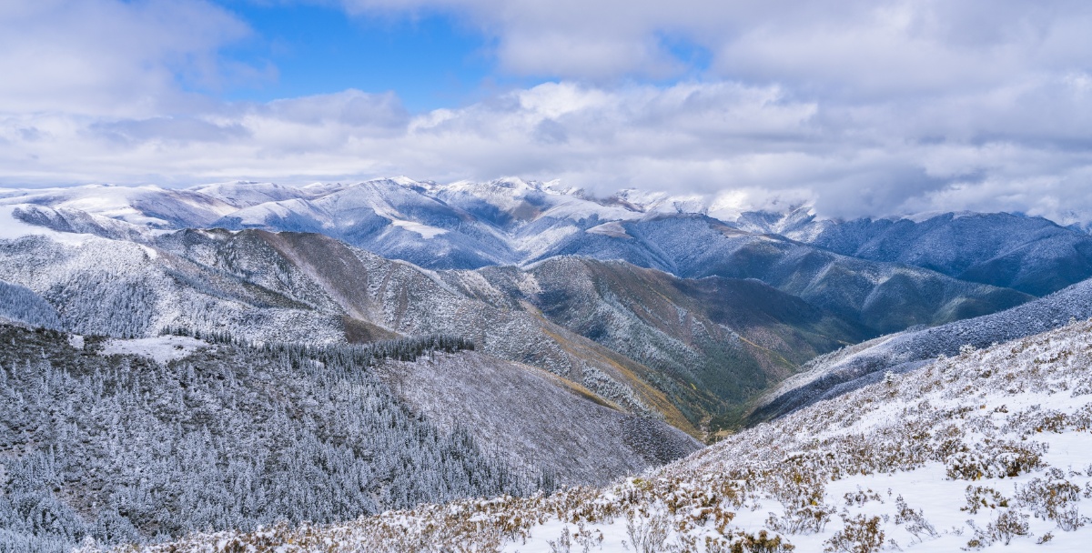 拍摄于四川省内熊宗卡.山脉连绵起伏,气势无穷