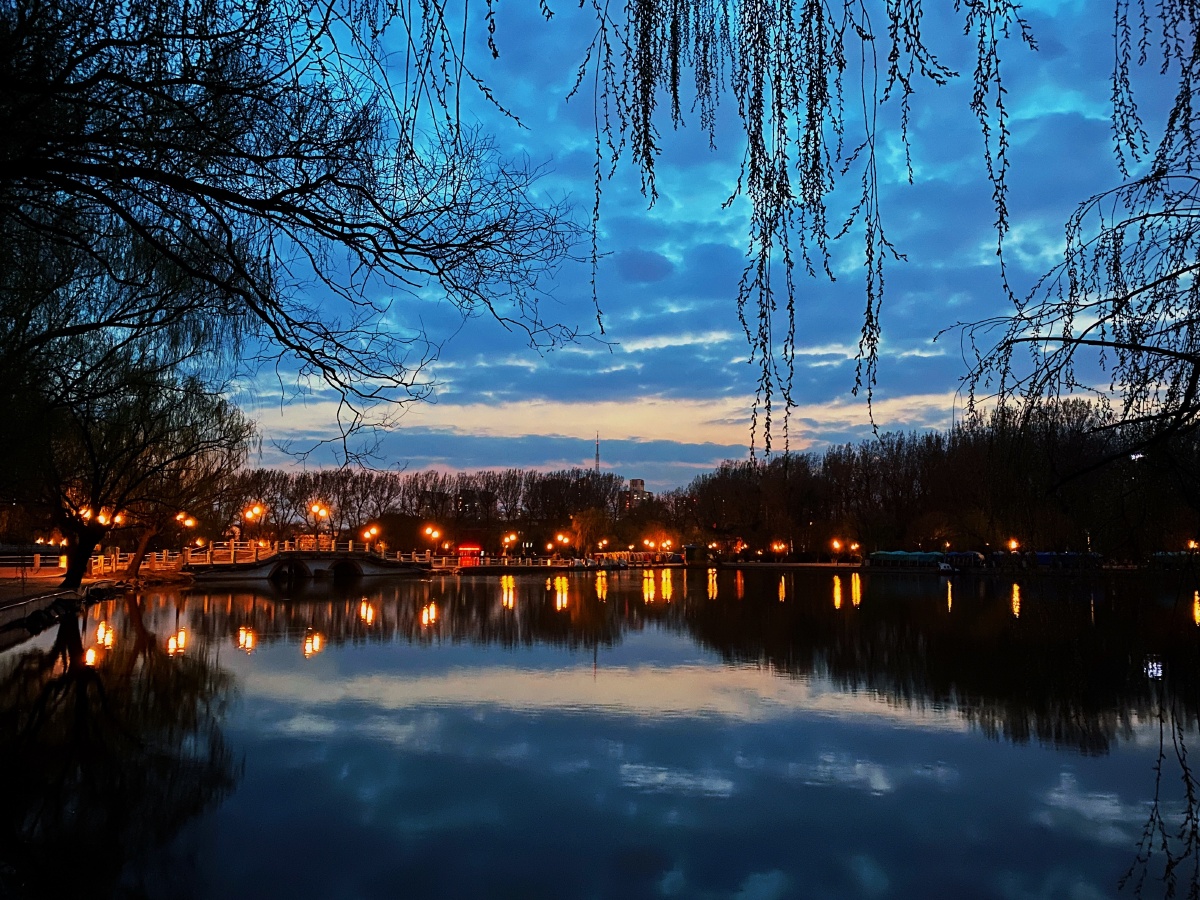 三月的北方,春寒料峭,傍晚的湖面,静逸多彩