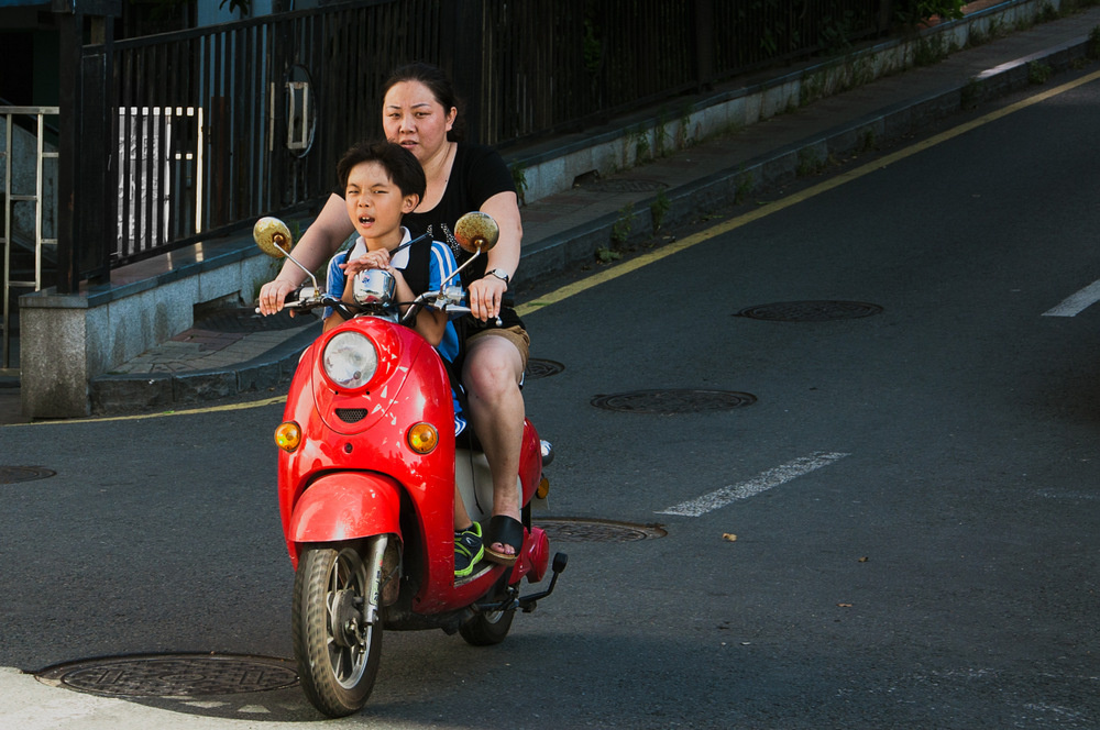 妈妈他是不是在拍我们啊