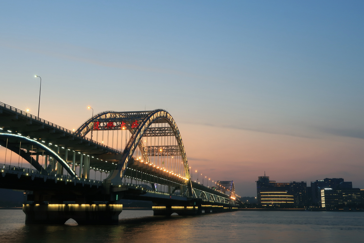 五光十色的复兴大桥