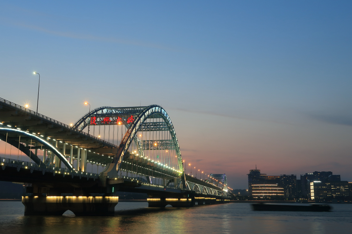 五光十色的复兴大桥