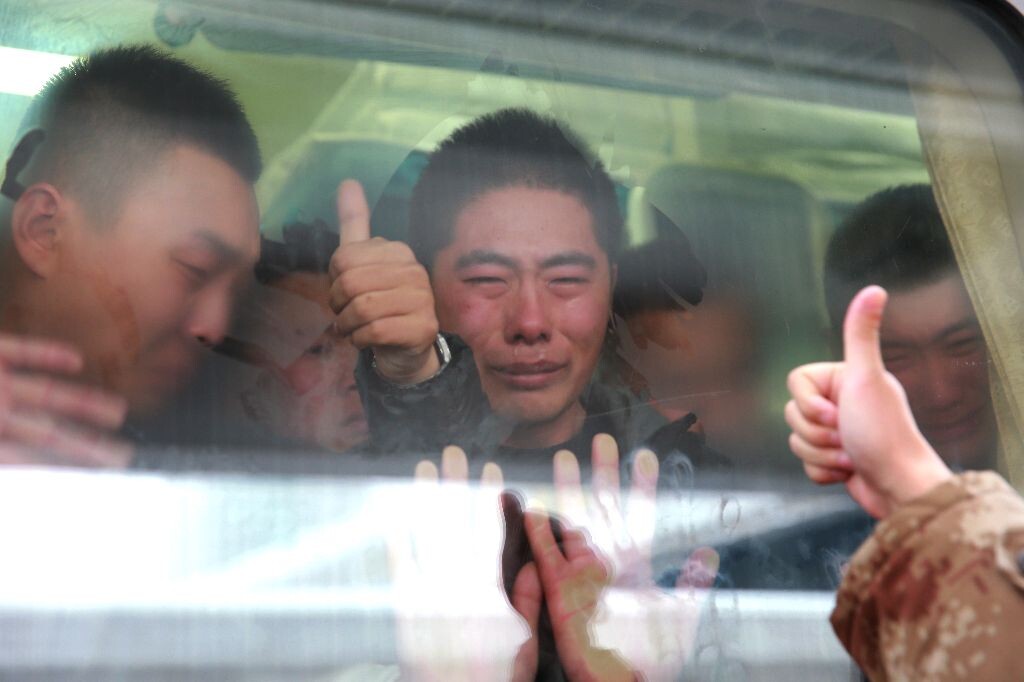 难忘军营，难舍战友。数天寒雪，满目凄凉;雾失远道，云暗河阳;离歌阵阵，锣鼓摐摐;一声珍重，热泪两行;雁寻旧地，人归故乡;琵琶易弹，阳关难唱;人去情在，梦短思长;临别赠言，常思莫忘;燕雀之飞，鸿鹄之翔;堂堂正正，军中儿郎。孙佺泽 摄