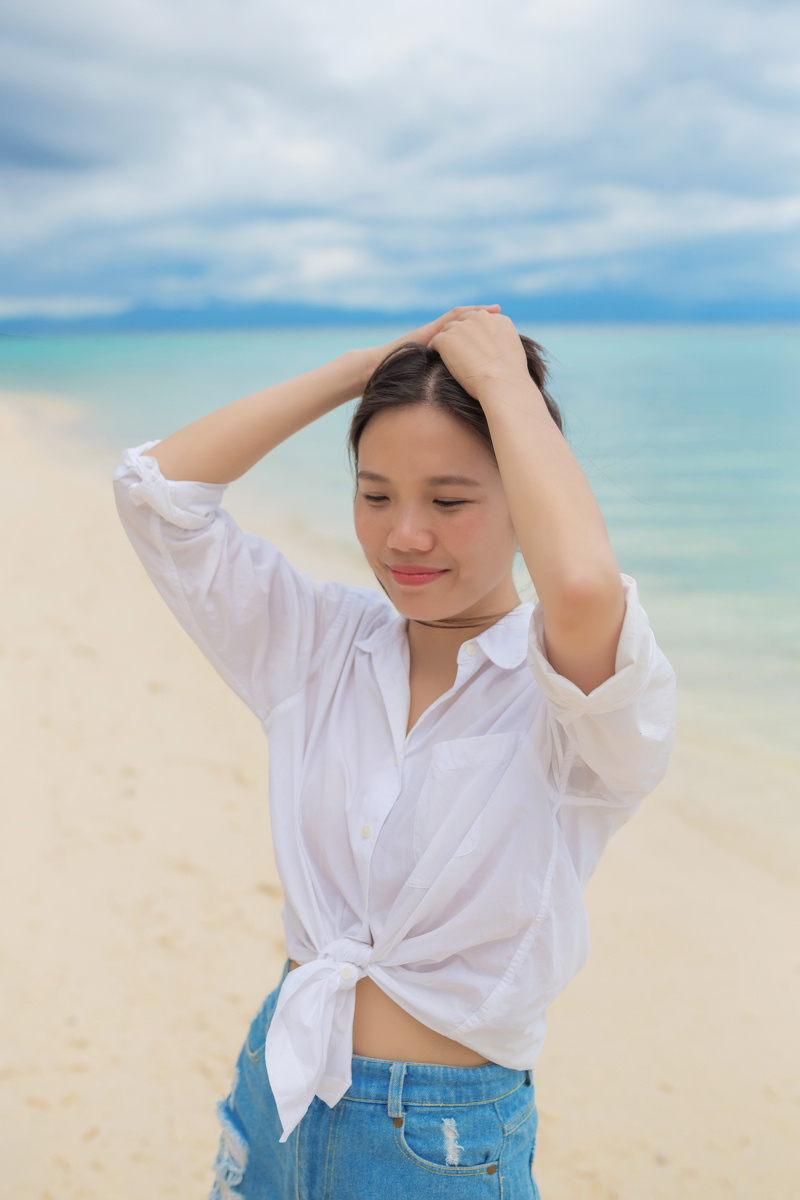 沙滩海白衬衫牛仔裤少女