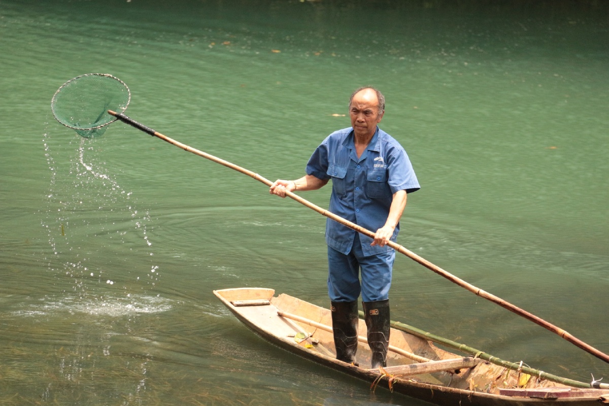 河面上的清理工