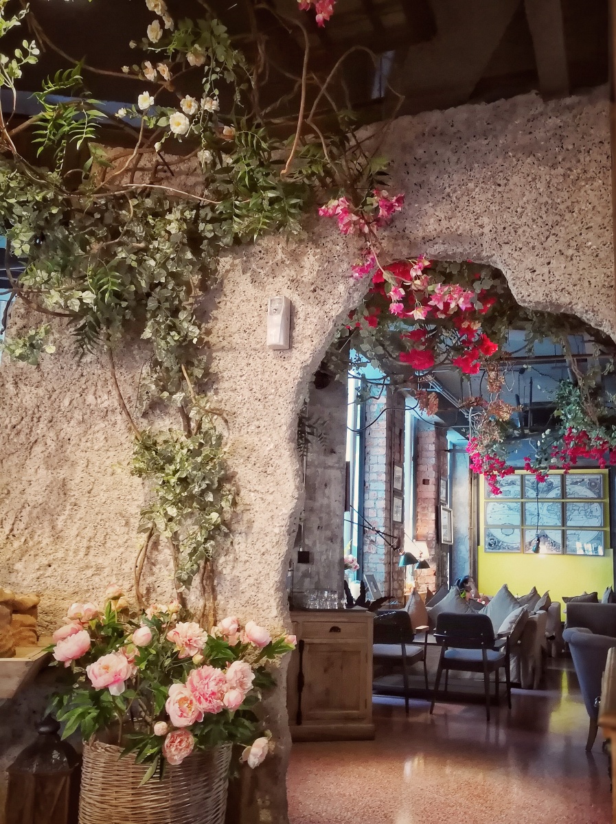 在咖啡馆的门口发现有一间小花店,店主是个漂亮手巧的姑娘