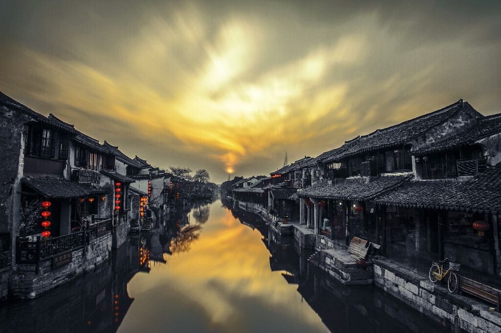 暮 西塘 一场辉煌即将谢幕 坐在桥上 游人从我身边匆匆走过 我也在匆匆走过么？