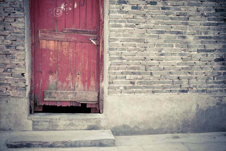 紧闭的红门 br /> 破败的围墙,唯一的一扇木门