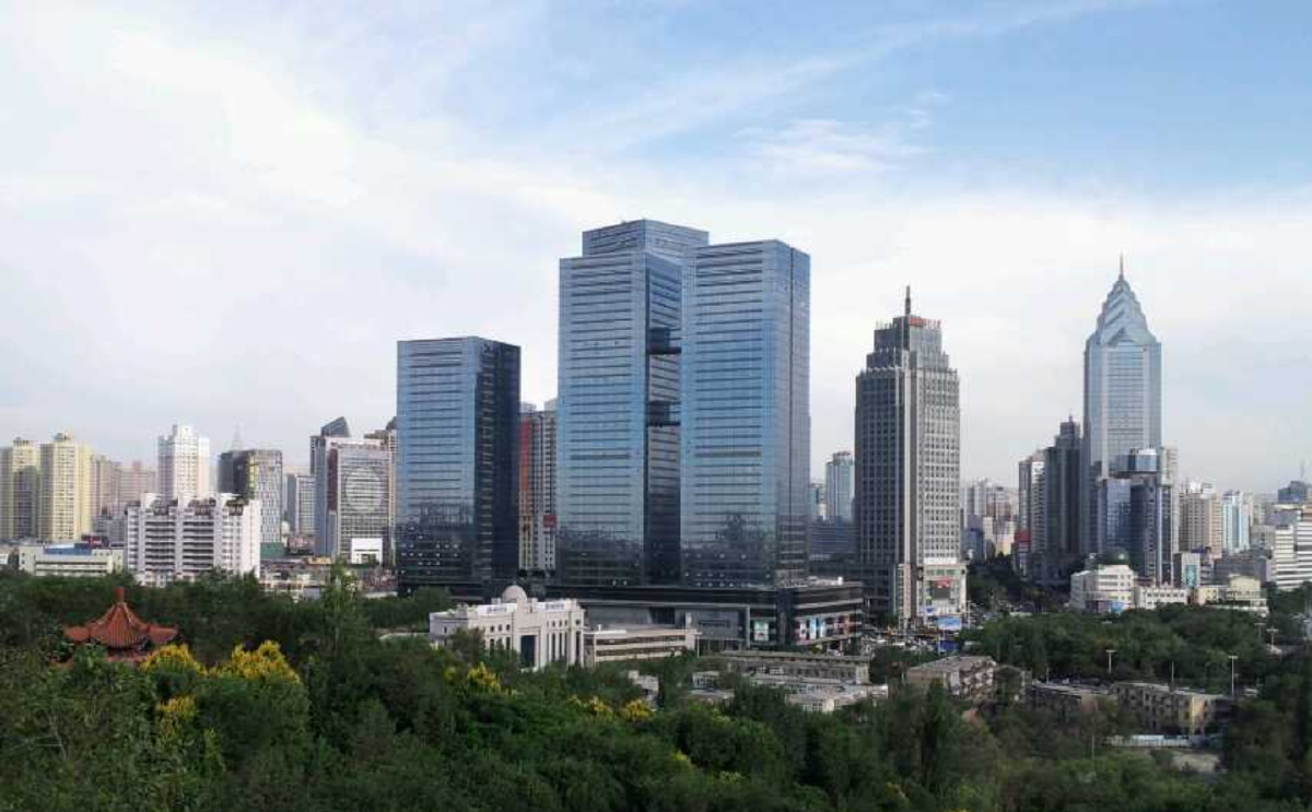  br /> 在乌鲁木齐市红山顶上,拍照西大桥地标性建筑,时代广场和中信