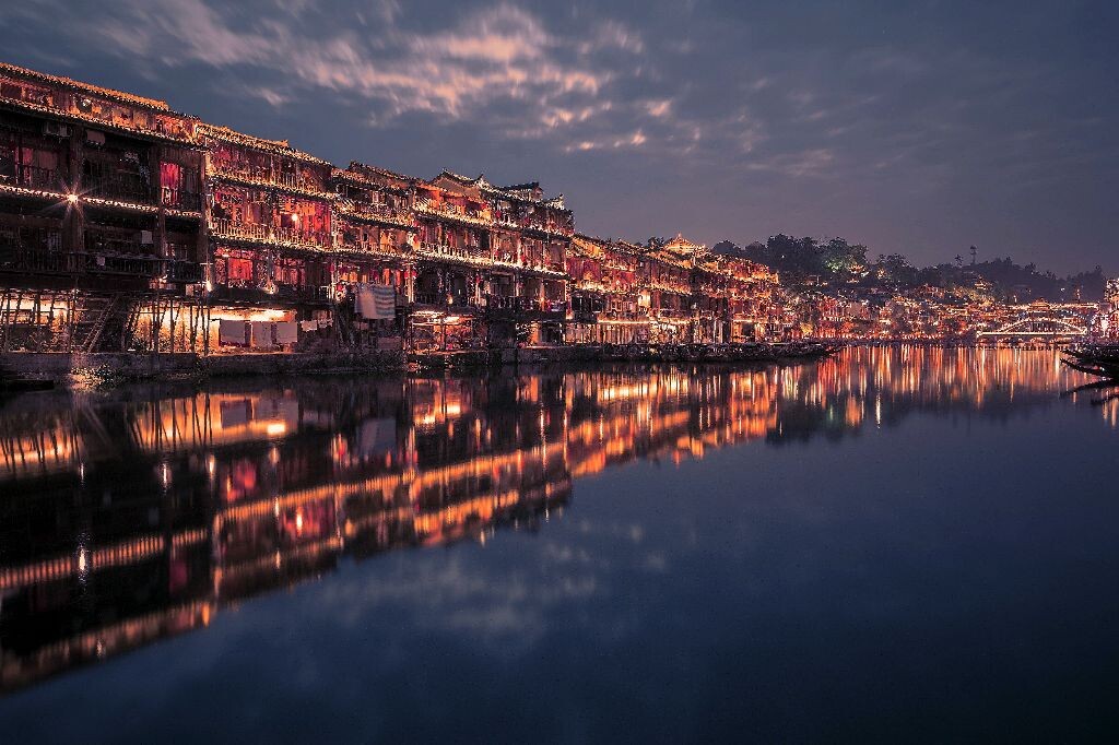 暮，凤凰<br />
