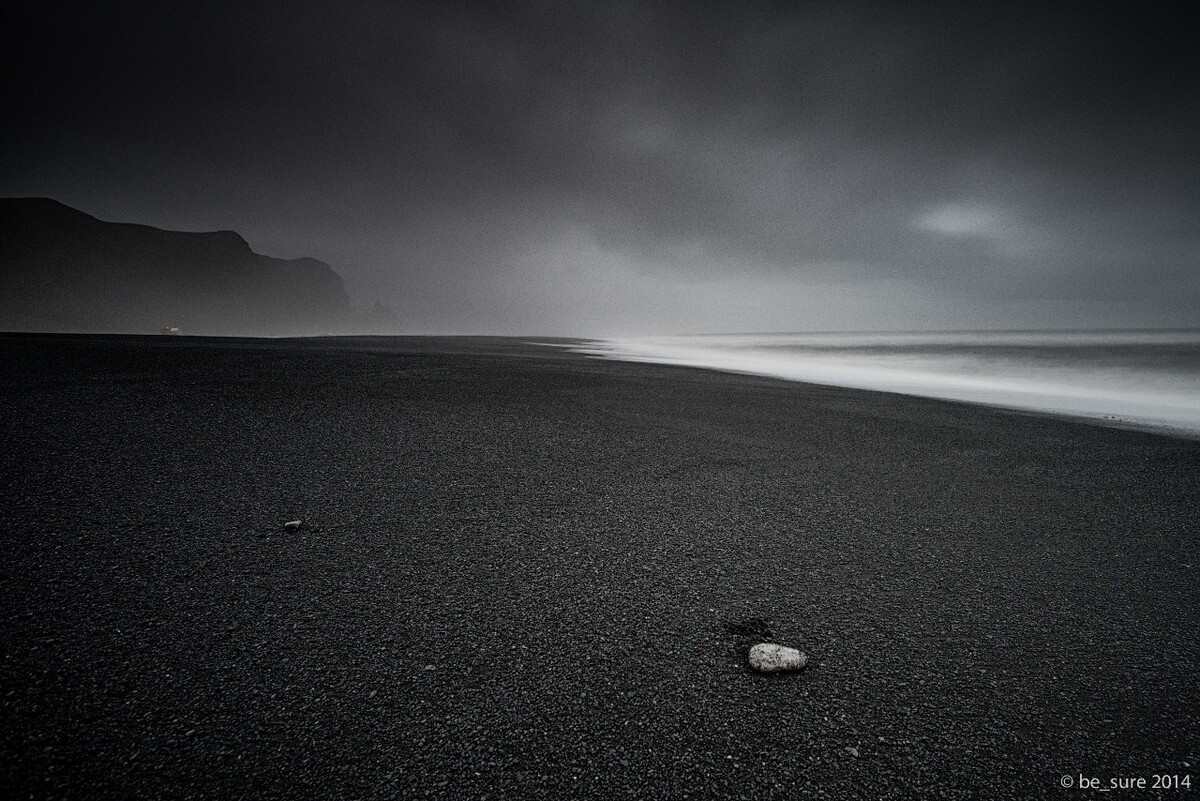 黑色的沙，黑色的海水，黑色的远山，Viki小镇附近的黑沙滩犹如异世降临一般。如果不是远处房顶那一点淡红，我真以为我拍出了黑白照片