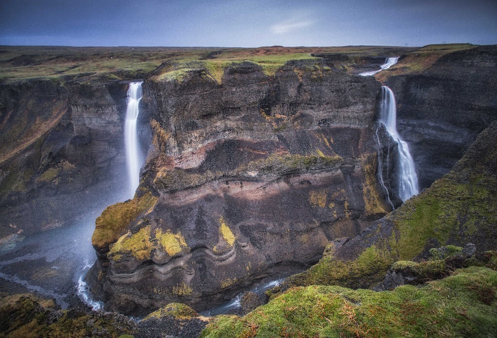 同样是Haifoss，但我不知道究竟哪一个是haifoss，抑或是两个瀑布都是haifoss，为了到达这个地点，我们开车趟了几条河。在趟其中一条的时候我们已经做好了游泳的准备。不过由于车子的越野性能不是很差，我的技术也不赖，所以大家都很安全。