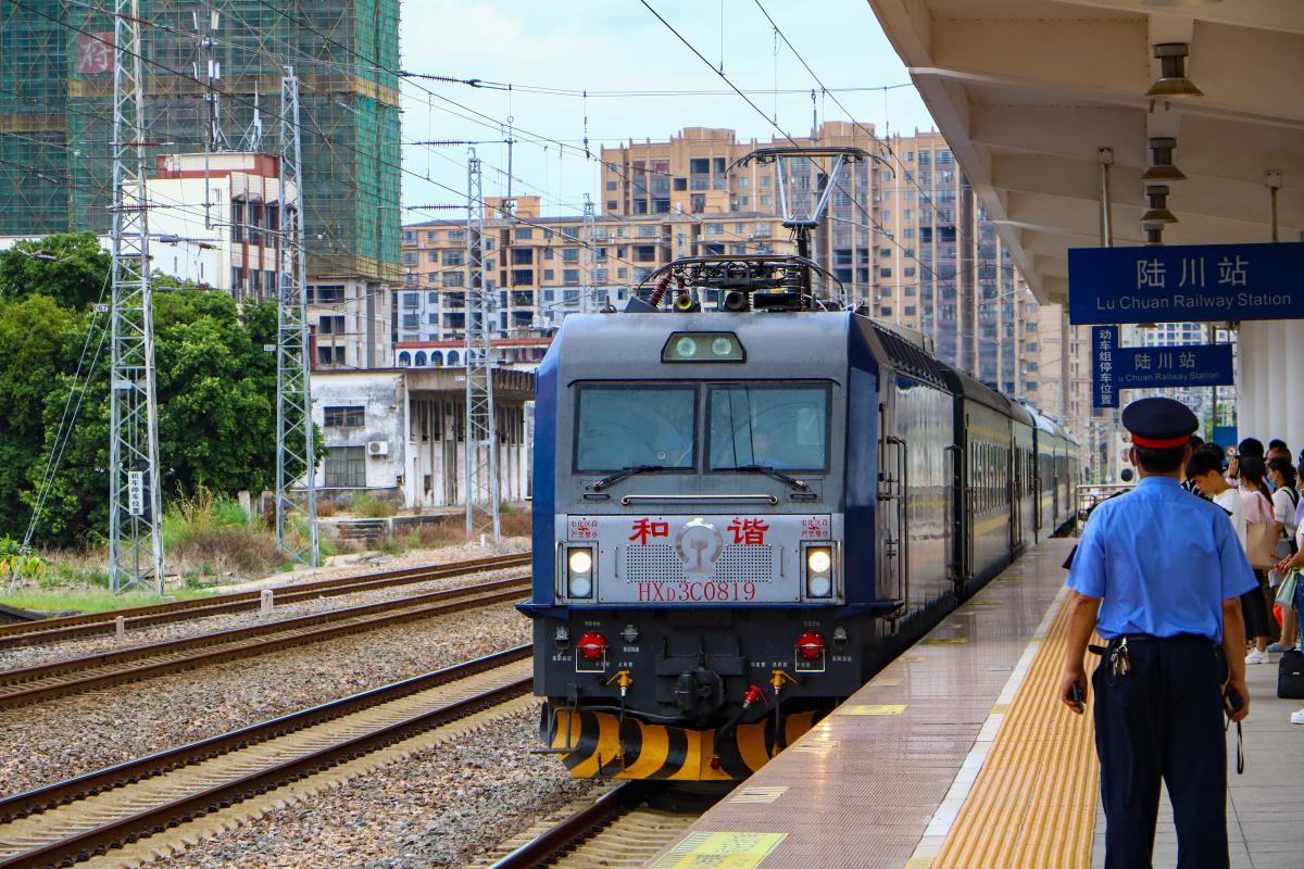 hxd3c0819牵引客车驶进陆川站