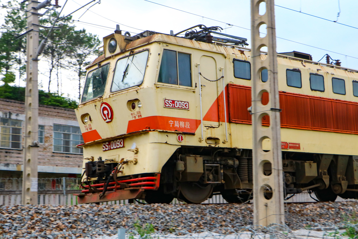 奔忙的韶山70093