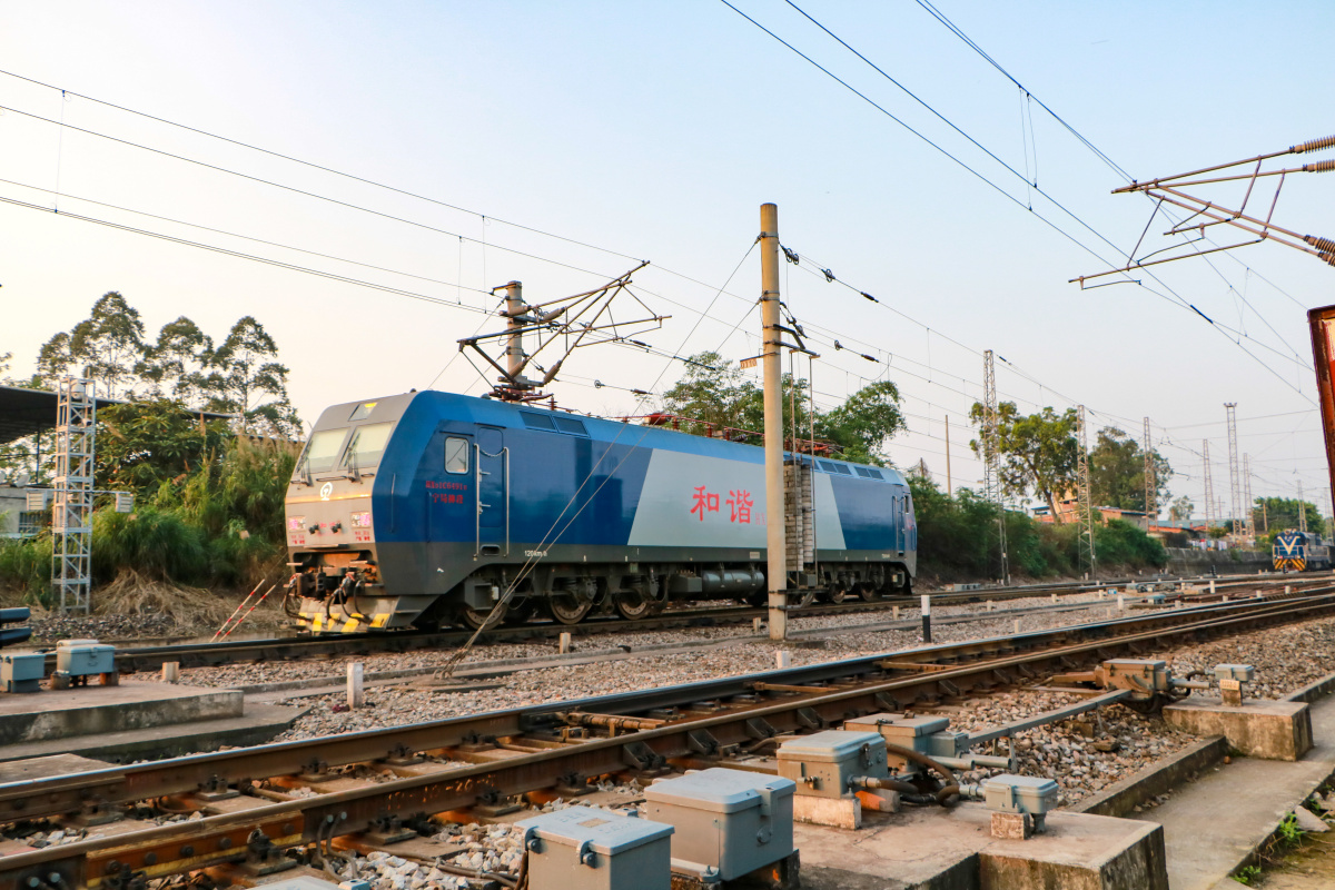 hxd1c电力机车驶过鹧鸪江南头