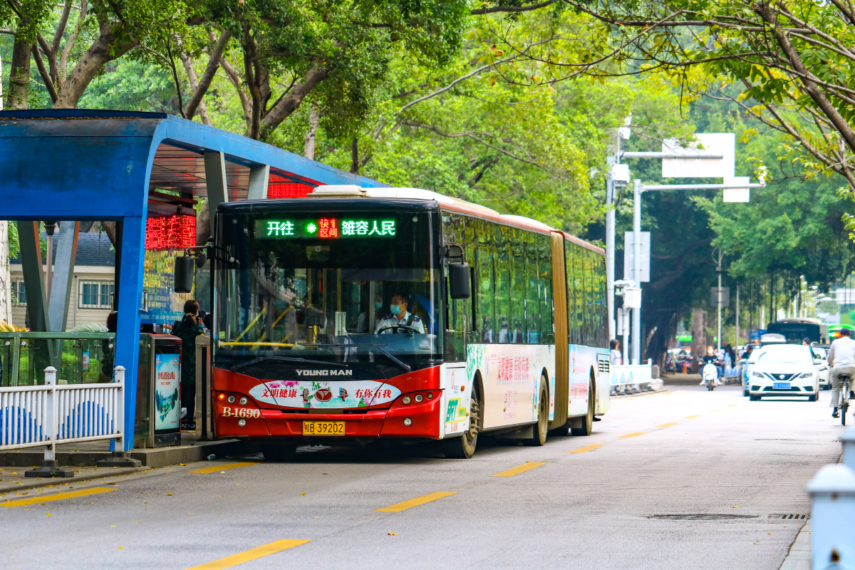 柳州快速公交服役的青年铰链城市客车