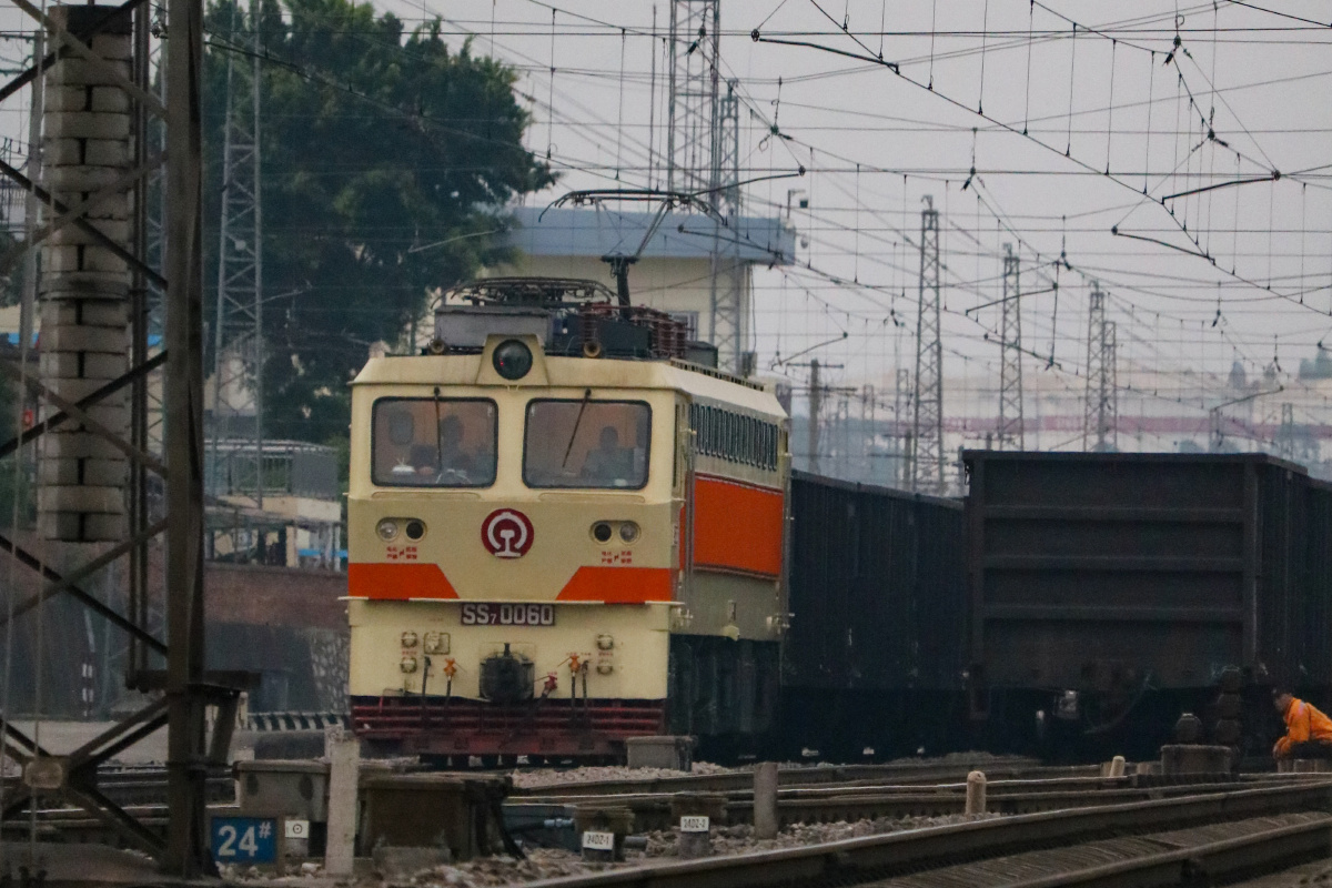 在鹧鸪江的ss7电力机车