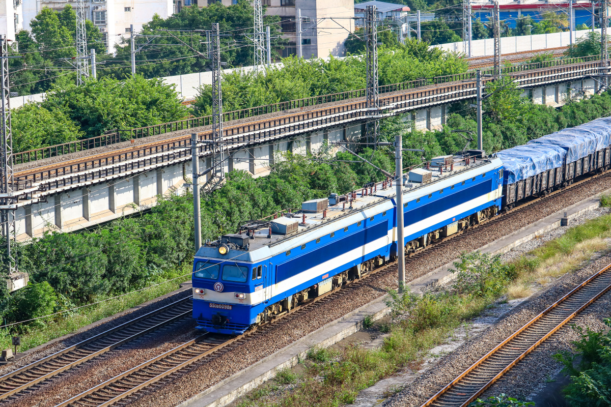 韶山3b牵引货列驶来