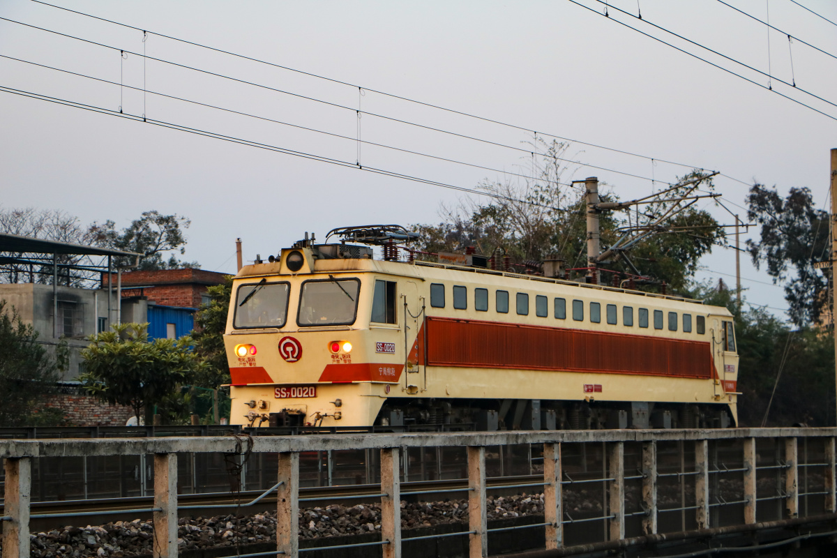 降下受电弓的韶山7电力机车