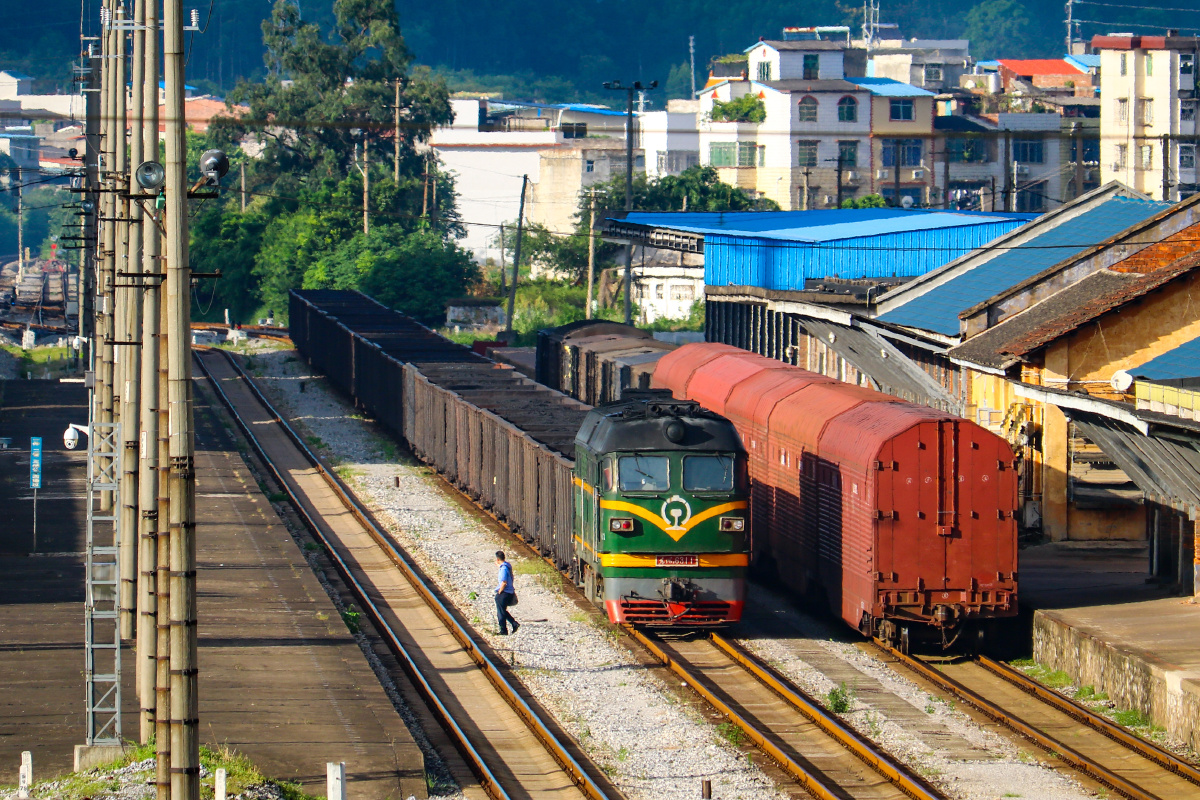 湘桂线依旧活跃的东风4b