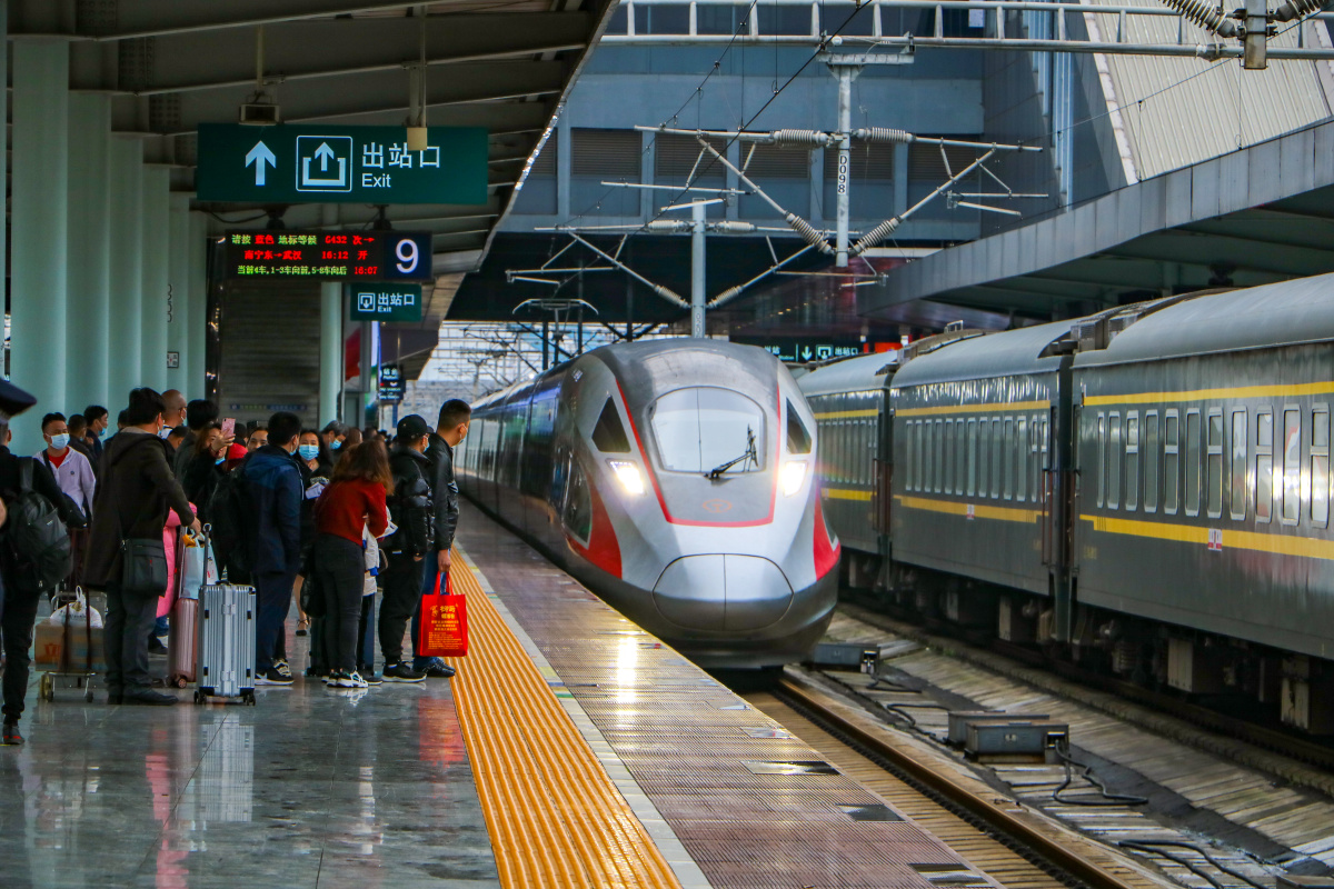 进站的列车和候车的人群