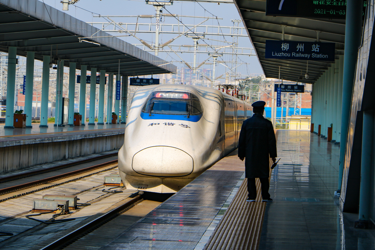 crh2a动车组驶出柳州站