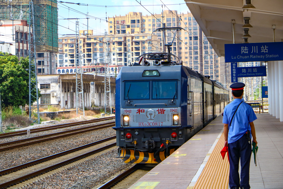 hxd3c牵引k9314次驶进陆川站