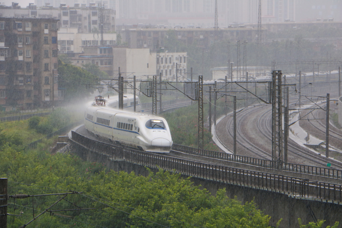 夏日,天气总是那么多变,大雨说来就来一列crh2a动车组迎着大雨驶来