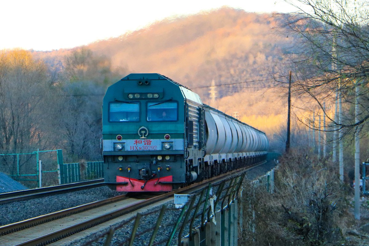 和谐n3牵引粮食车驶来
