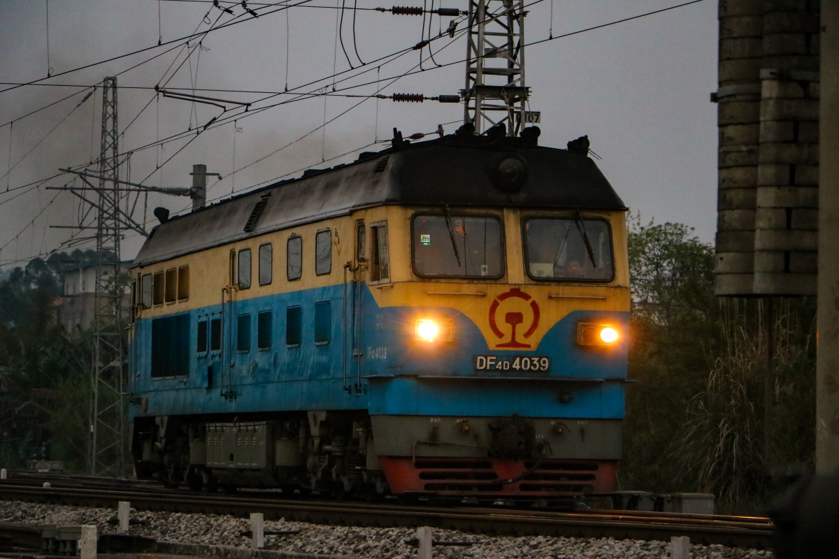 东风4d单机驶过