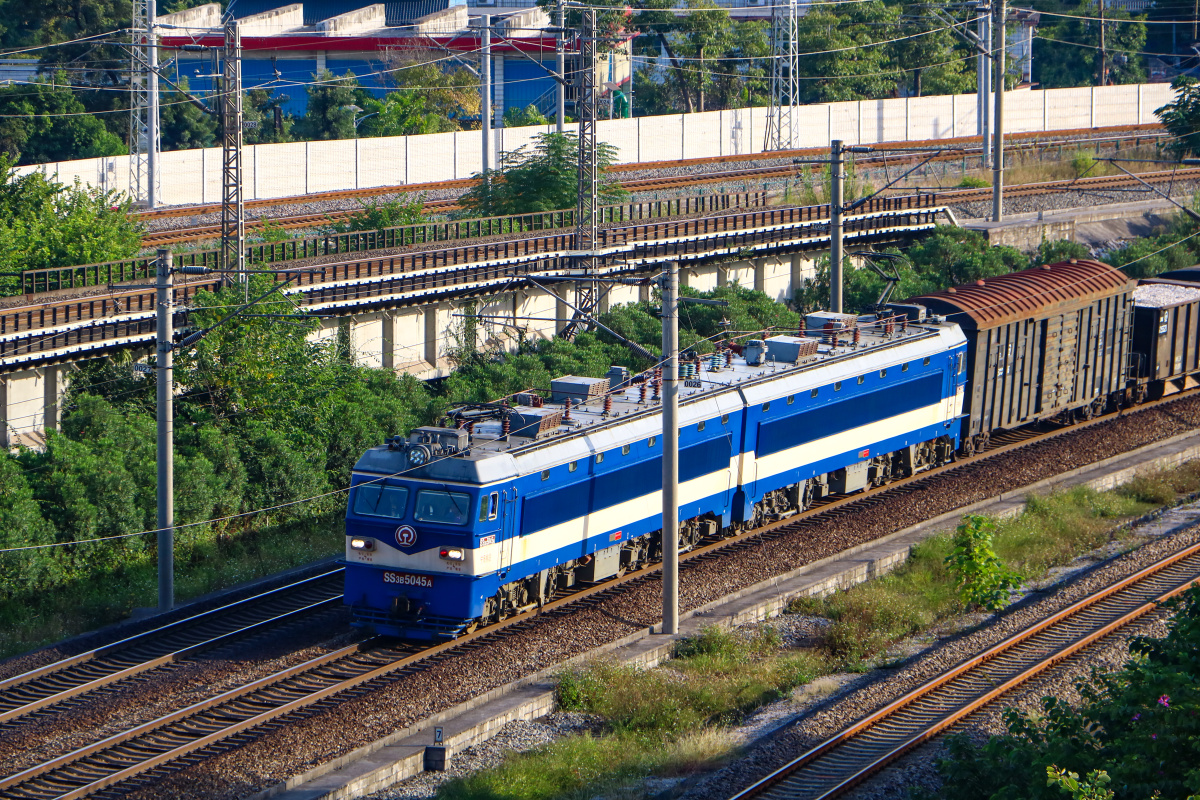 韶山3b牵引货列驶来